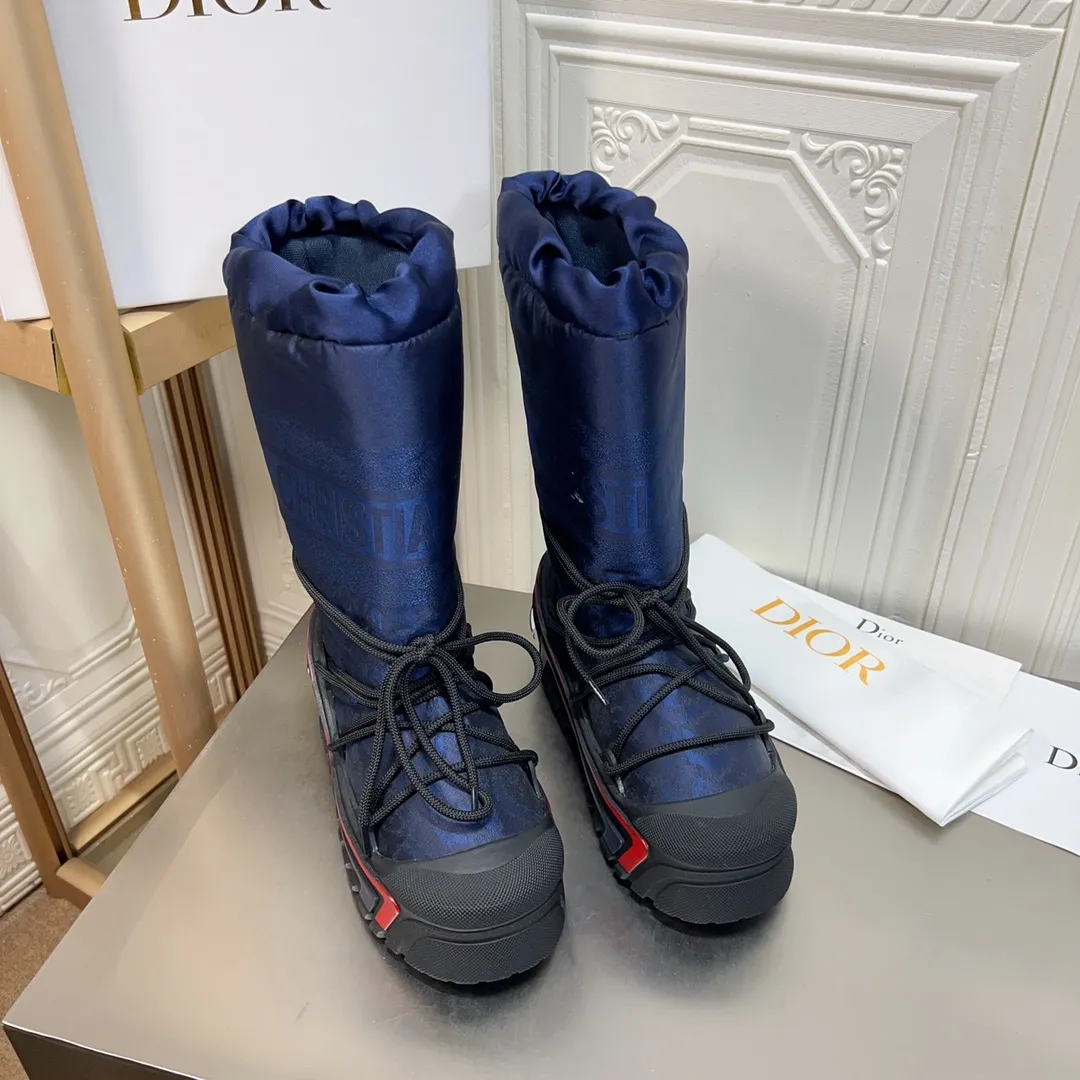 Men's shoes p600! The highest version on the market, Dior Dior's king style snow boots, ski boots, fat and cute, so cute →_→ from the DiorAlps limited series, unique. Shiny nylon Oblique print upper with criss-cross straps for an ideal fit. The technical fabric of the boot shaft, short-cut version, can be worn in the city or in the mountains. It makes the calf slimmer and taller, warm and concave. The boot shaft and sole are made of original waterproof padded lining. The embroidered fabric is original star ⭐ rubber non-slip thick sole and multi-module combination outsole. The size is 35-40. 41Customized